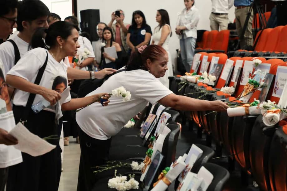 María Dolores Sánchez Ramírez poniendo una ofrenda de flores junto a la foto de su hijo, Giovanny Arias Sánchez, asesinaro en mayo del 2006 por militares del Batallón de Infantería Ramón Nonato Pérez.