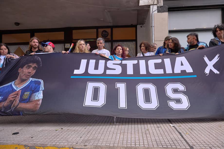 Simpatizantes de Diego Armando Maradona se manifiestan afuera del tribunal de San Isidro este martes 14 de abril de 2026 en Buenos Aires, Argentina.