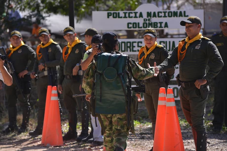 Guerrilleros llegando a zona veredal en el proceso de reinserción a la sociedad civil. / Cortesía OACP