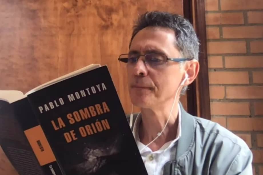 El escritor Pablo Montoya y uno de sus más recientes libros: "La sombra de Orión". / Archivo