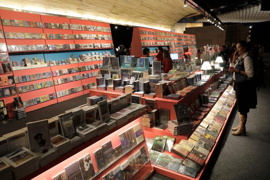 BOGOTÁ (COLOMBIA), 19/04/2023.- Fotografía del 18 de abril de 2023 que muestra a los visitantes que recorren una exhibición de libros en la apertura del pabellón de México, país invitado de honor en la XXXV Feria Internacional del Libro de Bogotá (FilBo) que se realiza en el recinto ferial de Corferias en Bogotá (Colombia). México, país invitado de honor en la XXXV Feria Internacional del Libro de Bogotá (FilBo), cautivó a los visitantes no solo con su rica muestra literaria que abarca desde sus raíces indígenas hasta las voces contemporáneas más destacadas, sino que también ofreció un espacio para adentrarse en la riqueza de su cultura, historia y sabores en el pabellón engalanado con su nombre. EFE/ Carlos Ortega