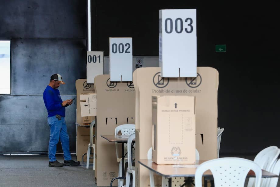 Una persona instala urnas de votación en el recinto ferial de Corferias este sábado, en Bogotá (Colombia). Las autoridades colombianas ultiman los preparativos para la primera vuelta de las elecciones presidenciales de este domingo.