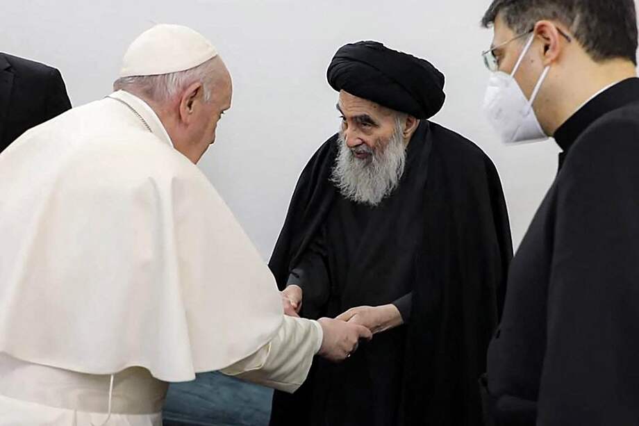 Esta fotografía difundida por la oficina de prensa del ayatolá Sistani muestra al clérigo chiita más venerado de Irak, el gran ayatolá Ali al-Sistani (C) reunido con el papa Francisco (I) y su delegación, en su casa en la ciudad santa de Najaf, el 6 de marzo de 2021.