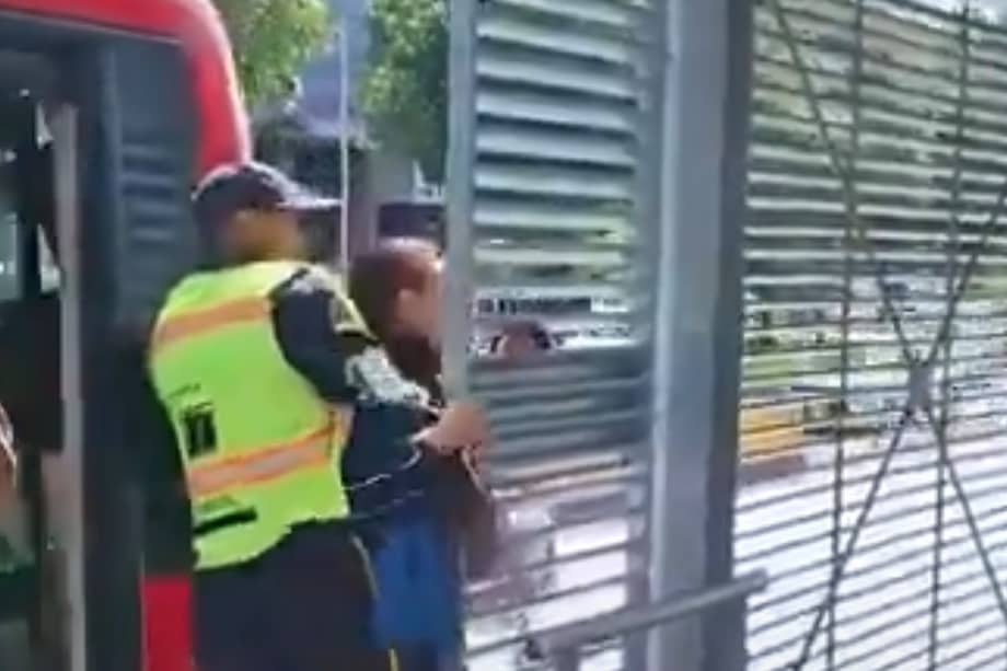 La mujer habría evadido los controles de acceso de la estación Modelia y descendido a la vía exclusiva de Transmilenio.