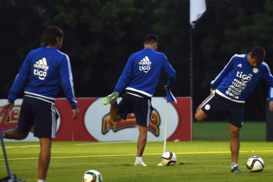 La selección Paraguay en su sesión de entrenamiento este viernes en Asunción. / AFP