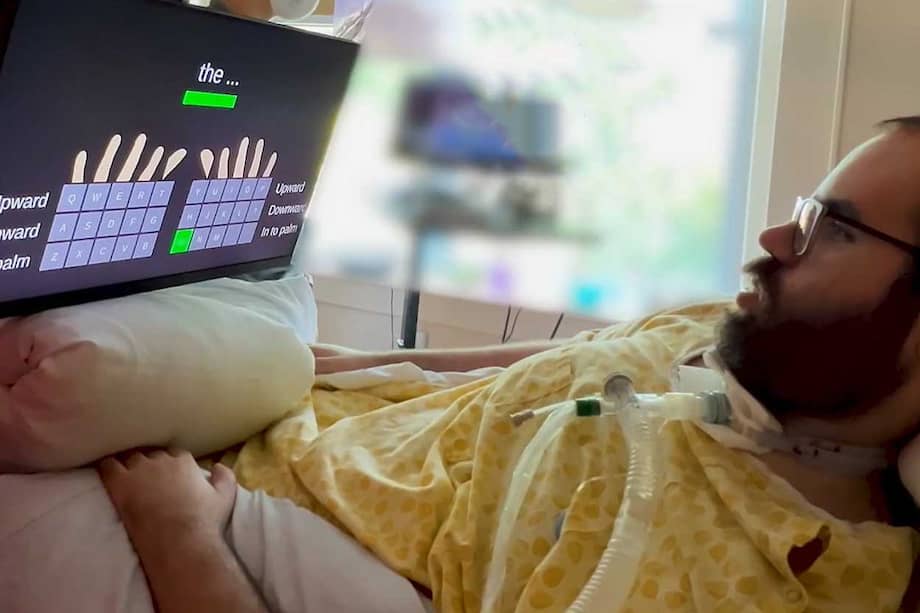 Uno de los pacientes utiliza la prótesis cerebral para escribir un mensaje.