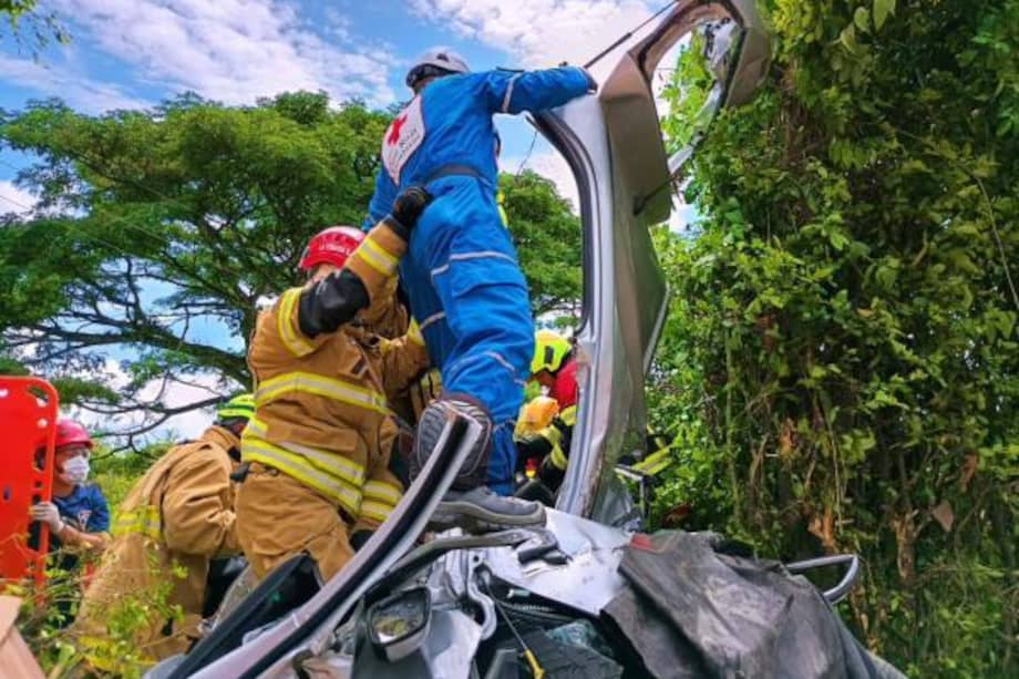 El accidente involucró un tractocamión, un automóvil y una motocicleta.