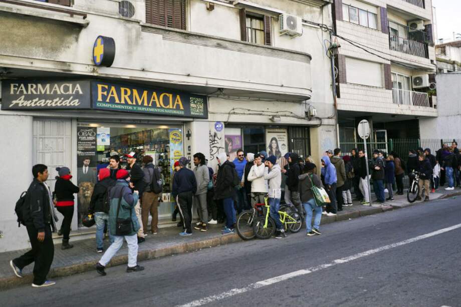 Filas de compradores de marihuana en Montevideo. / AP