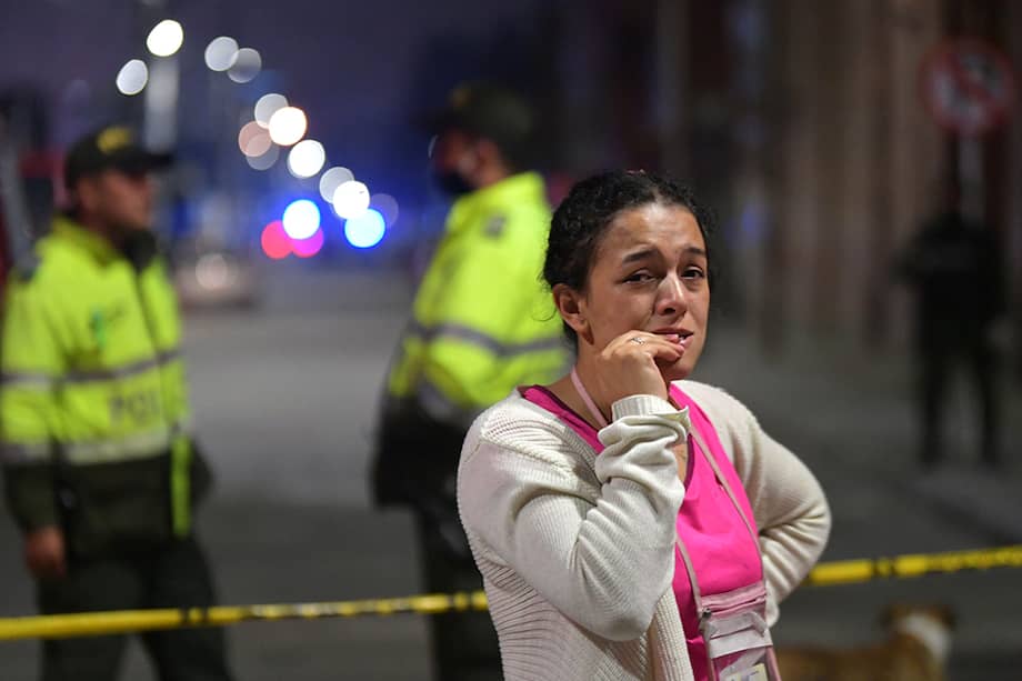 Familiares de los reclusos se acercaron para preguntar por el estado de los internos. / Jose Vargas - El Espectador