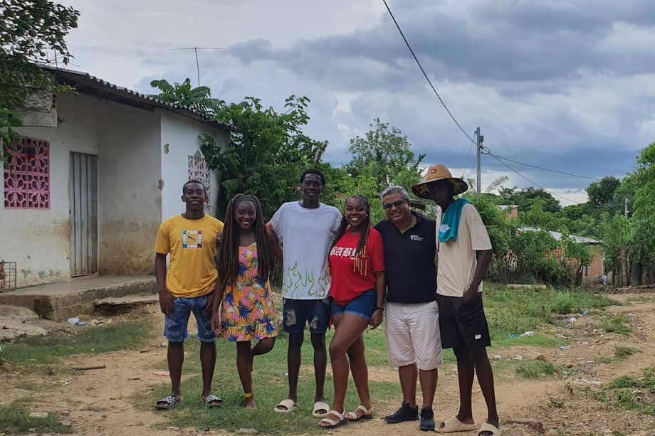 El profesor Luis Ricardo Navarro con habitantes de la vereda San Rafael de la Bonga.