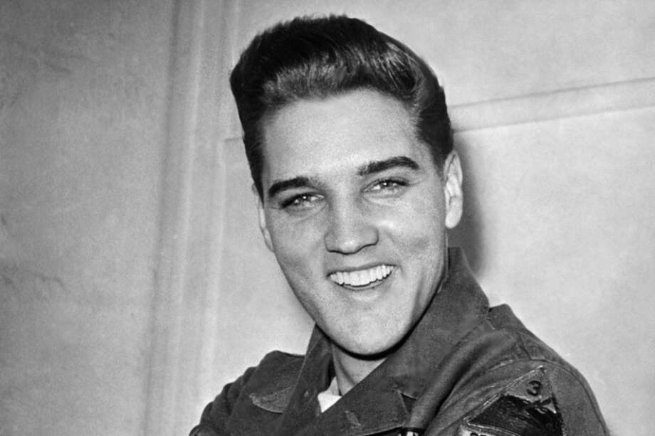Elvis Presley sonriente en 1960. / AFP