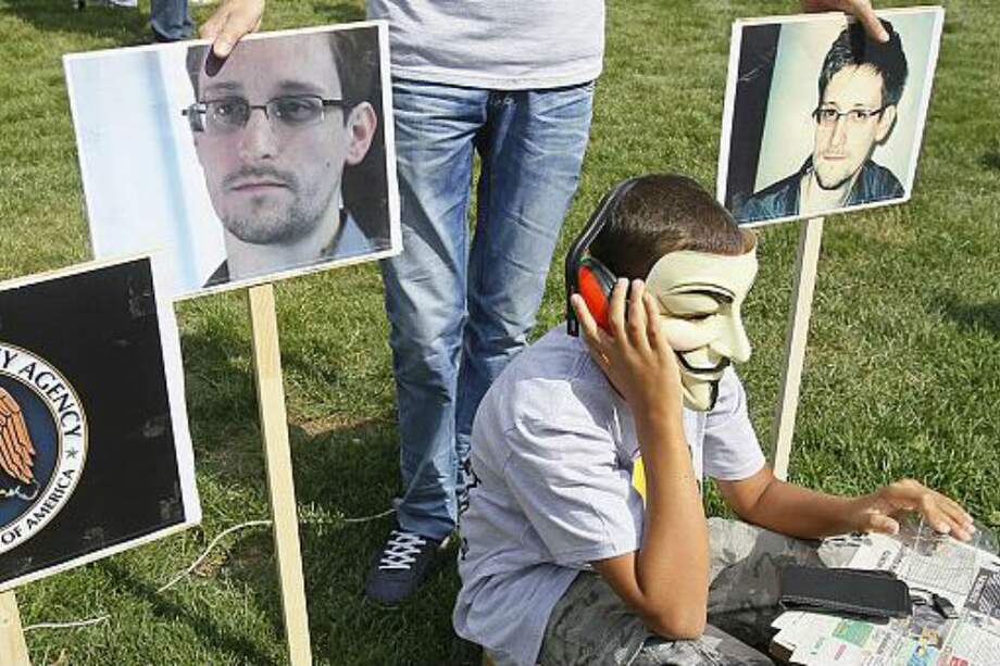 Rusia da documentos a Snowden para poder salir del aeropuerto de Moscú