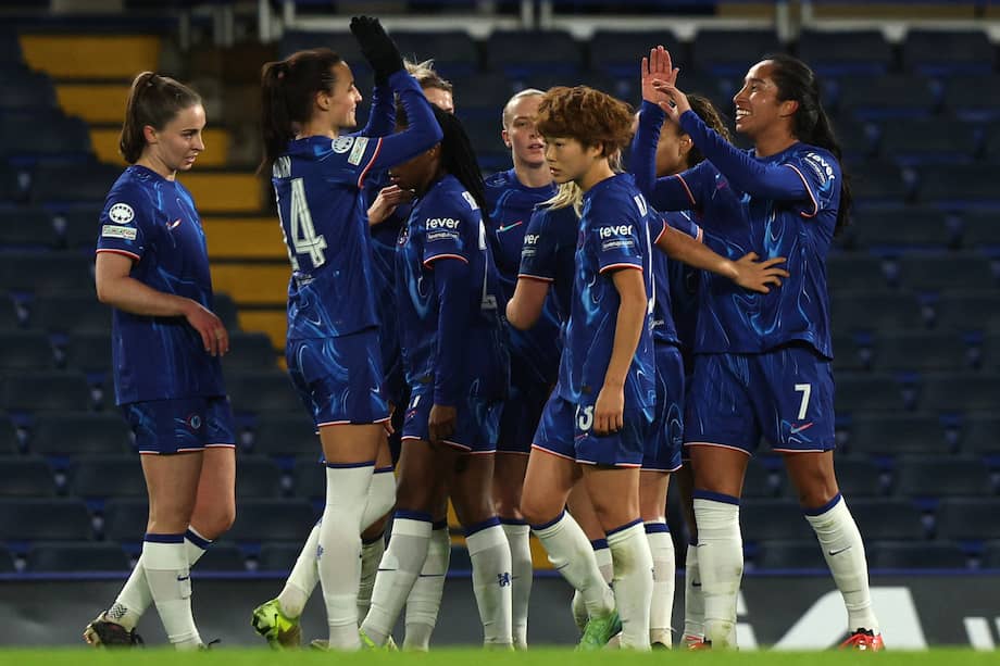 La delantera colombiana Mayra Ramirez (der.) celebra el segundo gol del equipo durante el partido de la Liga de Campeones Femenina entre el Chelsea y el Twente .