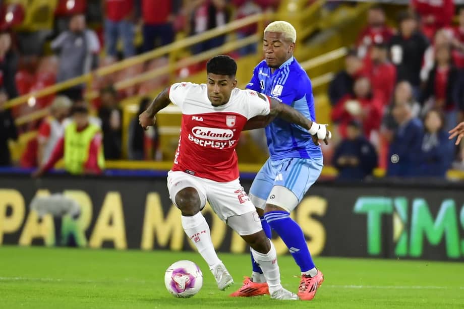 Harold Santiago Mosquera de Santa Fe y Beckham David Castro de Millonarios disputan la pelota en el clásico capitalino.