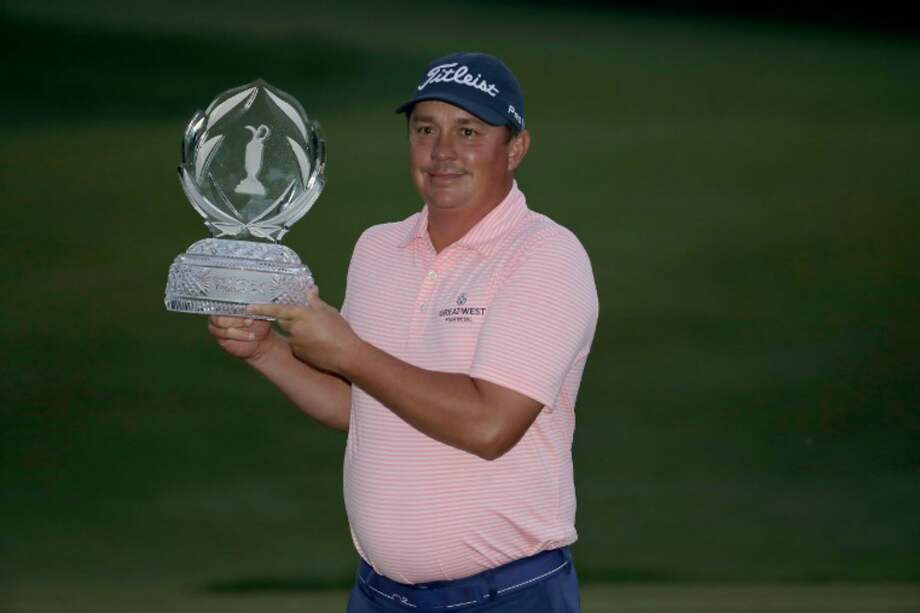 El golfista estadounidense Jason Dufner con el trofeo del The Memorial. / AFP