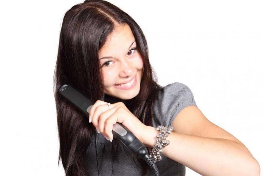 Seis errores que todas cometemos al usar la plancha del pelo