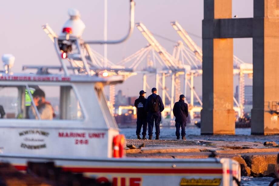 El personal de rescate se reúne en la orilla del río Patapsco después de que un barco contenedor derribara el puente Francis Scott Key en Baltimore, Maryland, EE. UU.