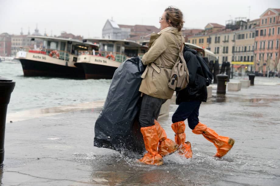La marea en Venecia, Italia, alcanzó los 1,56 metros de altura. Es hasta el momento la cuarta inundación más alta de la historia. / EFE