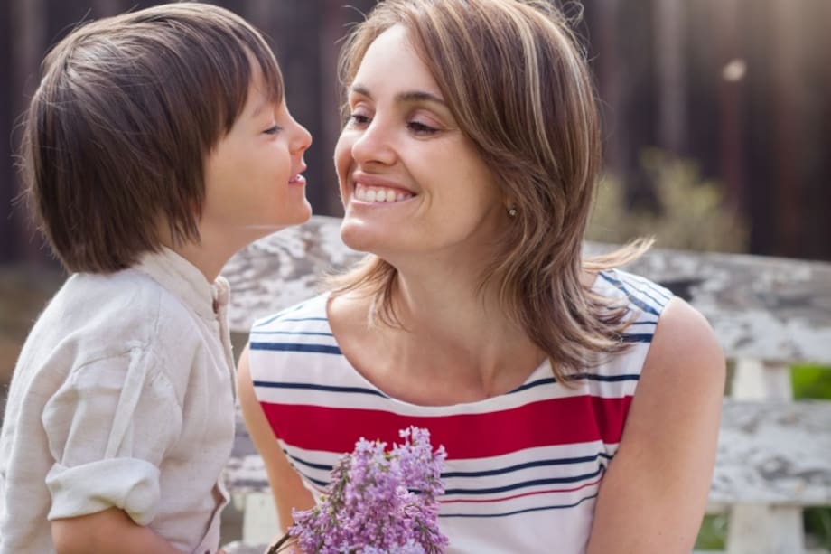 Mamá recibiendo regalo de su hijo