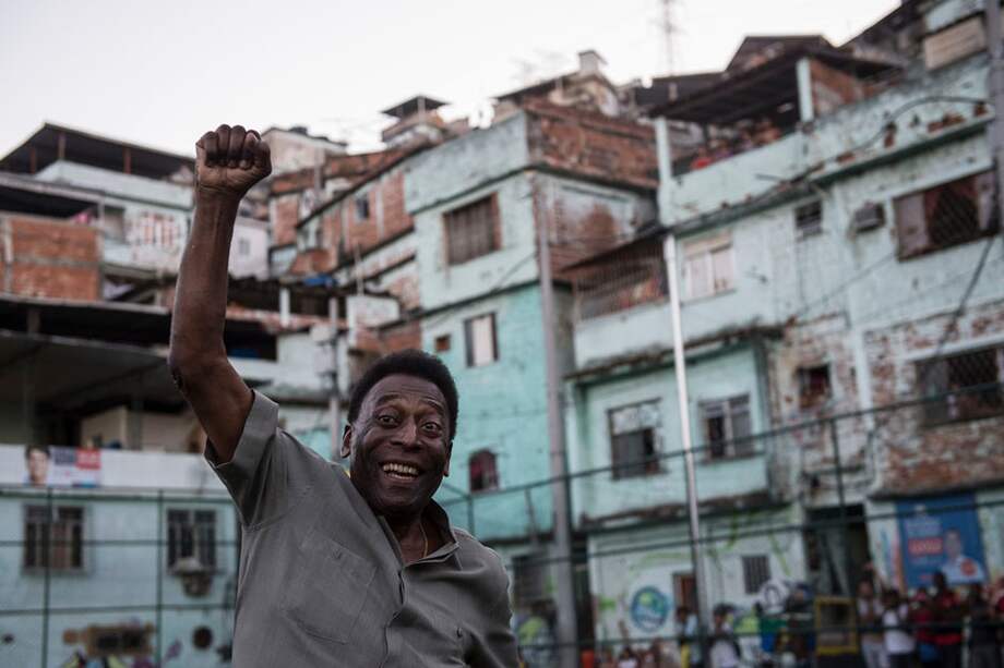 Pelé inauguró novedosa cancha en una favela de Brasil