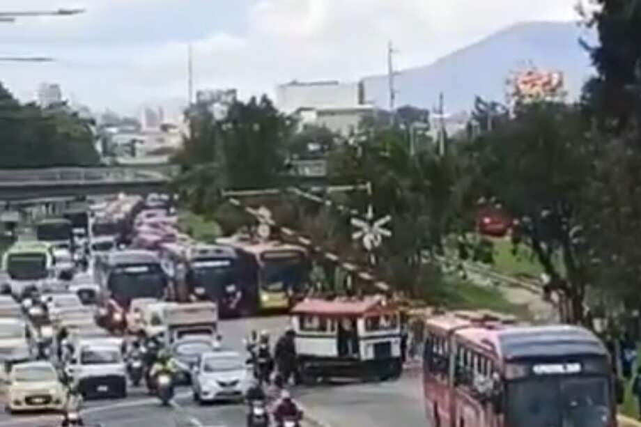 Por descarrilamiento de vehículo férreo pequeño en la NQS con Calle 65, sentido norte - sur, no hay paso para la flota troncal por lo que debe salir al carril mixto.