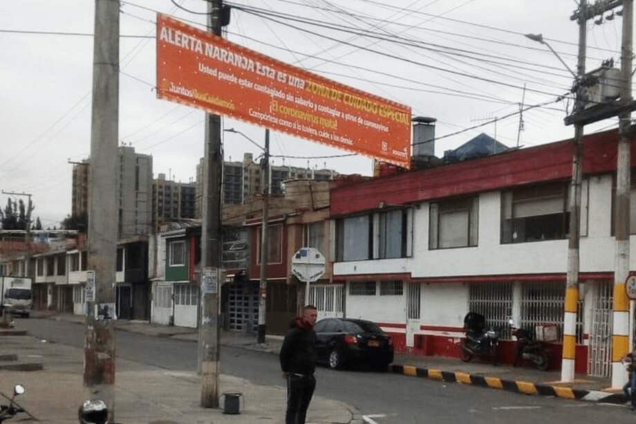 En el barrio Villa del Río, en la localidad de Bosa, instalaron unas valla que clasificaba como zona de alerta naranja.