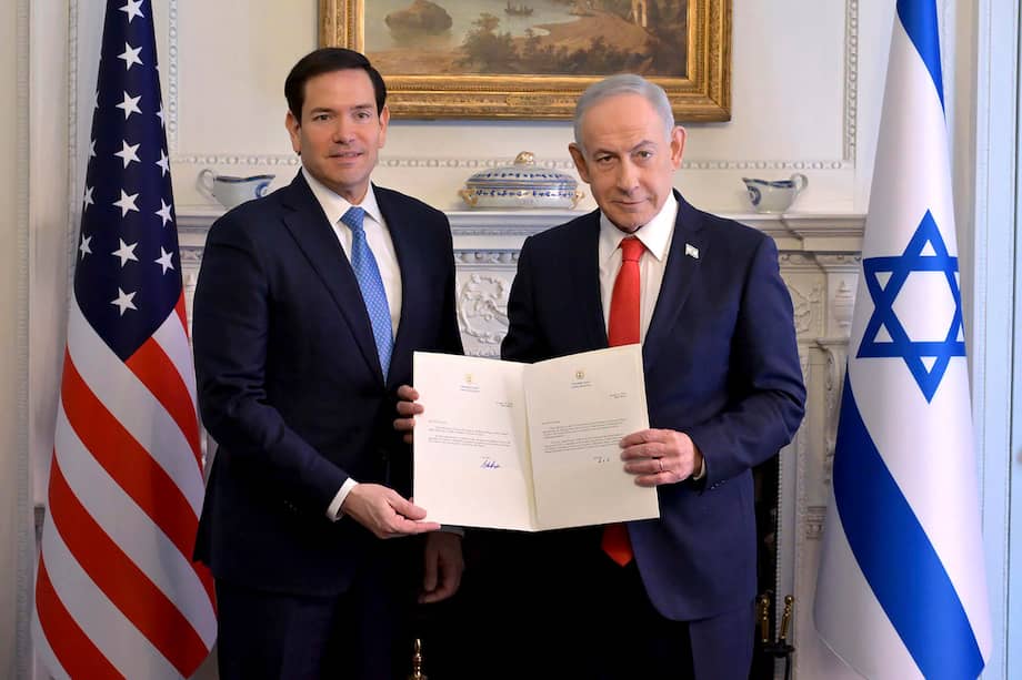 El primer ministro israelí, Benjamín Netanyahu, firmó este miércoles, durante su visita oficial a Washington, su adhesión a la Junta de la Paz creada por el presidente de Estados Unidos, Donald Trump. A su lado está el secretario de Estado, Marco Rubio.