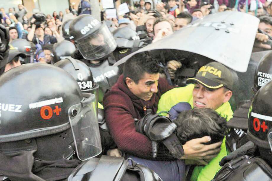 En medio de un fuerte operativo salió Rafael Uribe de la clínica Navarra. / Archivo - El Espectador.