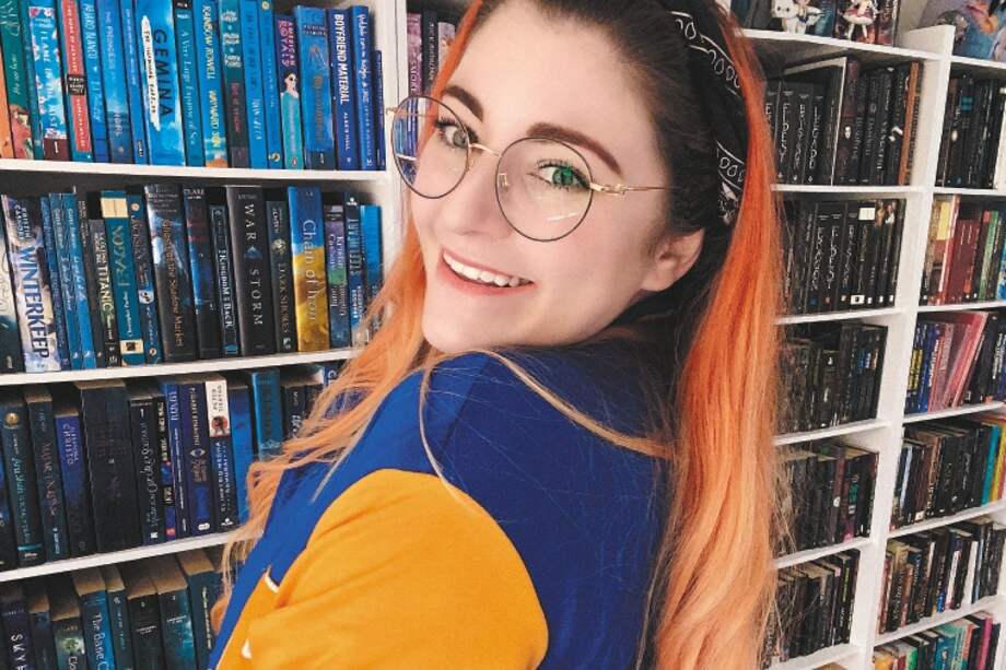 Isa Cantos recomienda libros en su canal de Youtube "Crónicas de una merodeadora". / Cortesía