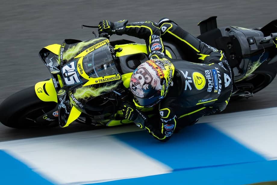 La relación entre el piloto, su hermano Adrián y el perro también ha trascendido a contenidos audiovisuales, con apariciones en producciones de DAZN y MotoGP.