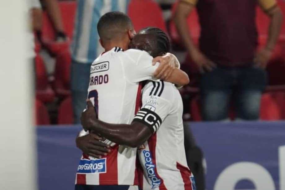 José Enamorado (izq.) y Yimmi Chará celebran la anotación que sentenció el título a favor del Junior de Barranquilla.