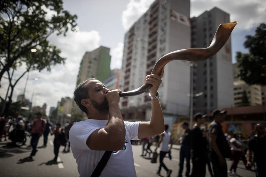 AME2770. CARACAS (VENEZUELA), 13/07/2023.- Un hombre toca un cuerno en una manifestacion el 13 de julio, en Caracas (Venezuela). EFE/ Miguel Gutiérrez