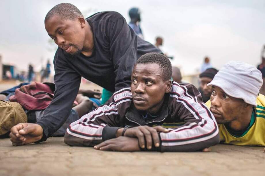 La policía detuvo a decenas de sudafricanos que atacaron negocios de extranjeros en Johannesburgo. / AFP