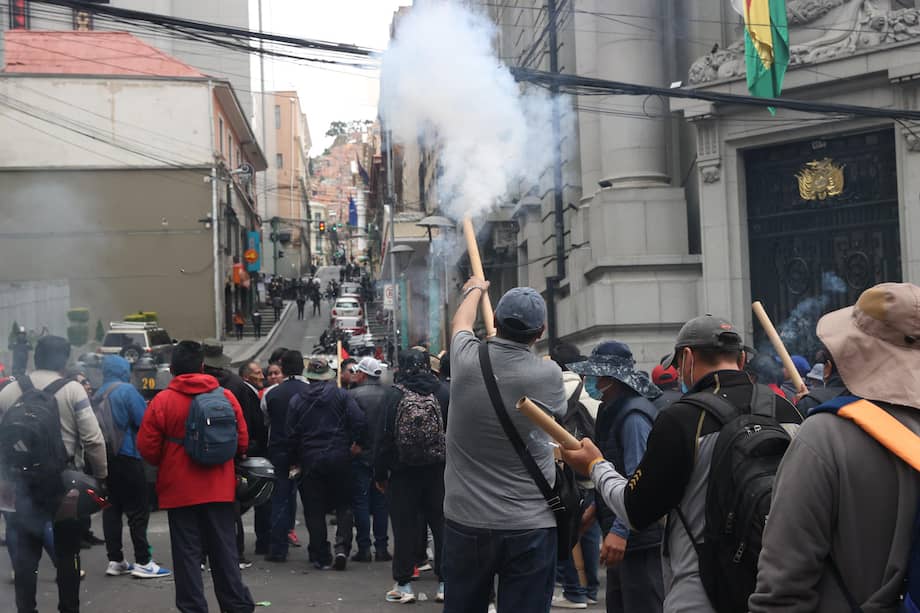 Personas participan en una marcha este miércoles, exigiendo la abrogación del decreto que quita la subvención de combustible en La Paz (Bolivia).