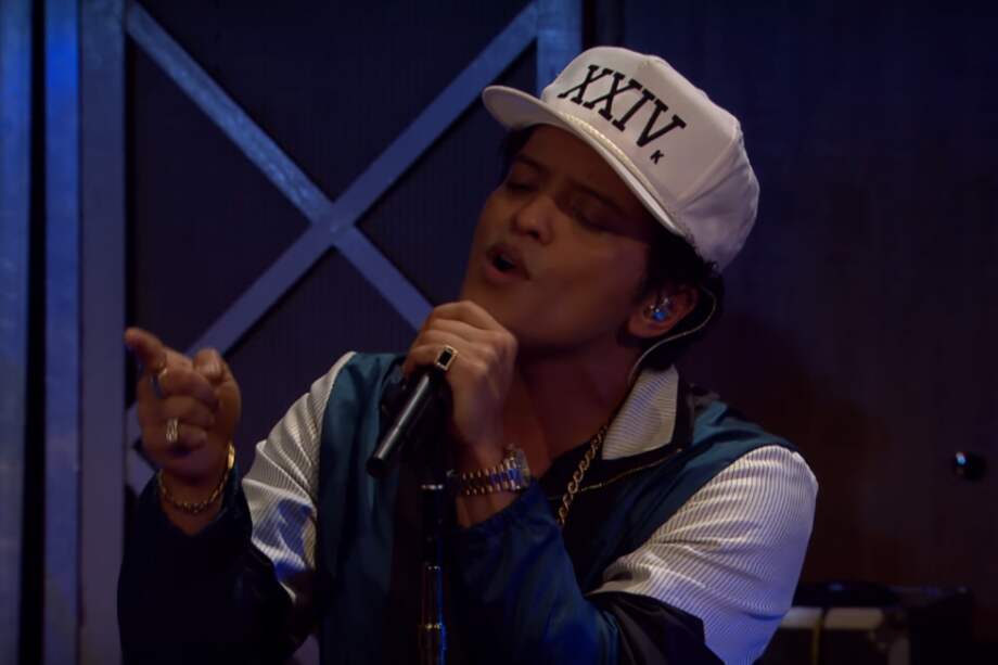 Bruno Mars durante su presentación en vivo en BBC Radio 1. / Captura de YouTube