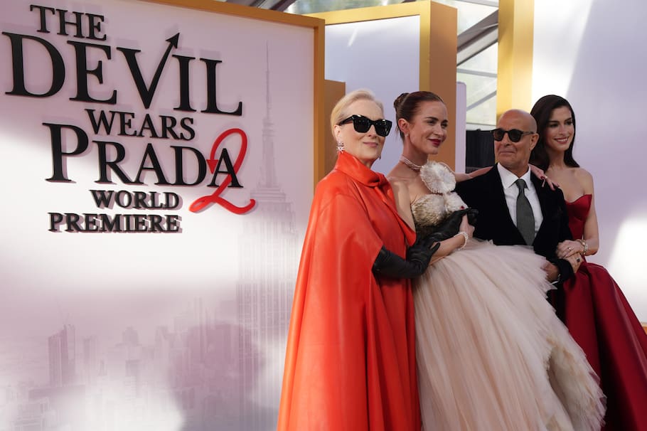 Los actores Meryl Streep (i), Emily Blunt (2-i), Stanley Tucci (2-d) y Anne Hathaway posan durante el estreno de la icónica película ‘El diablo viste a la moda 2’ este lunes, en el Lincoln Center de Nueva York (EE.UU.).