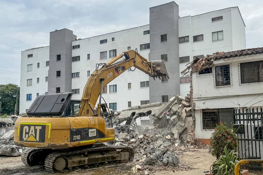 Una máquina recoge escombros del edificio Aruguaní afectado por el terremoto del 10 de agosto, en Cali (Colombia).