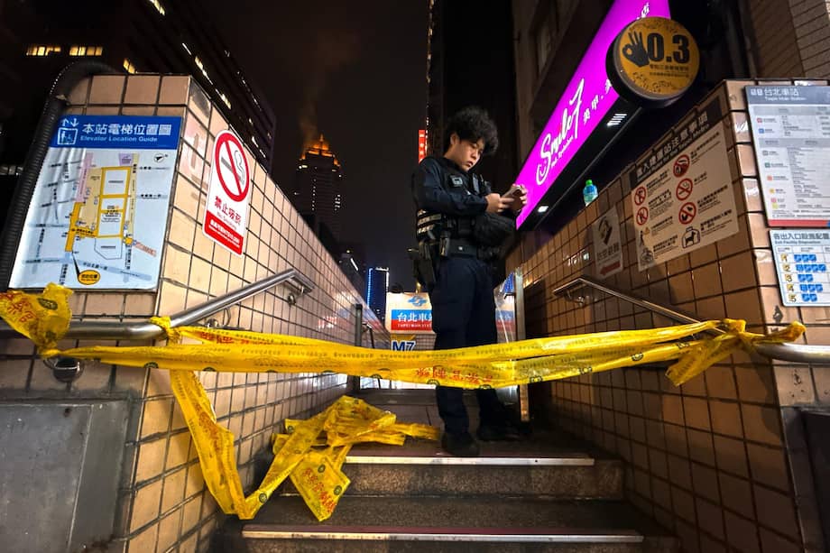 Un agente de policía taiwanés asegura el perímetro después de que varias granadas de humo fueran detonadas dentro de la Estación Central de Taipéi, en Taipéi, Taiwán, el 19 de diciembre de 2025.