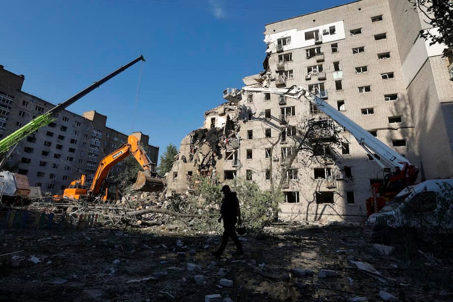 Un rescatista ucraniano camina por el lugar donde impactó un misil ruso contra un edificio residencial de nueve pisos en Kiev.