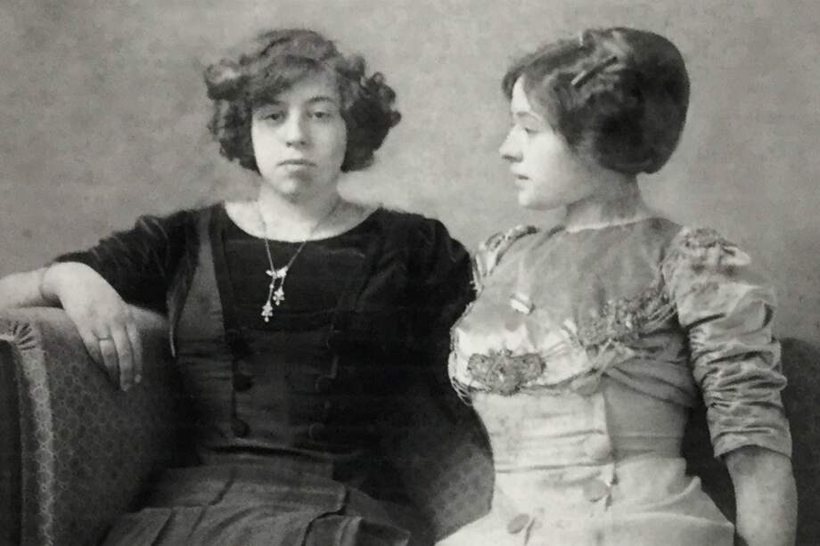 La artista con su hermana Lily. En ese entonces se hacía llamar Tom Seidmann-Freud. / Documenta 14