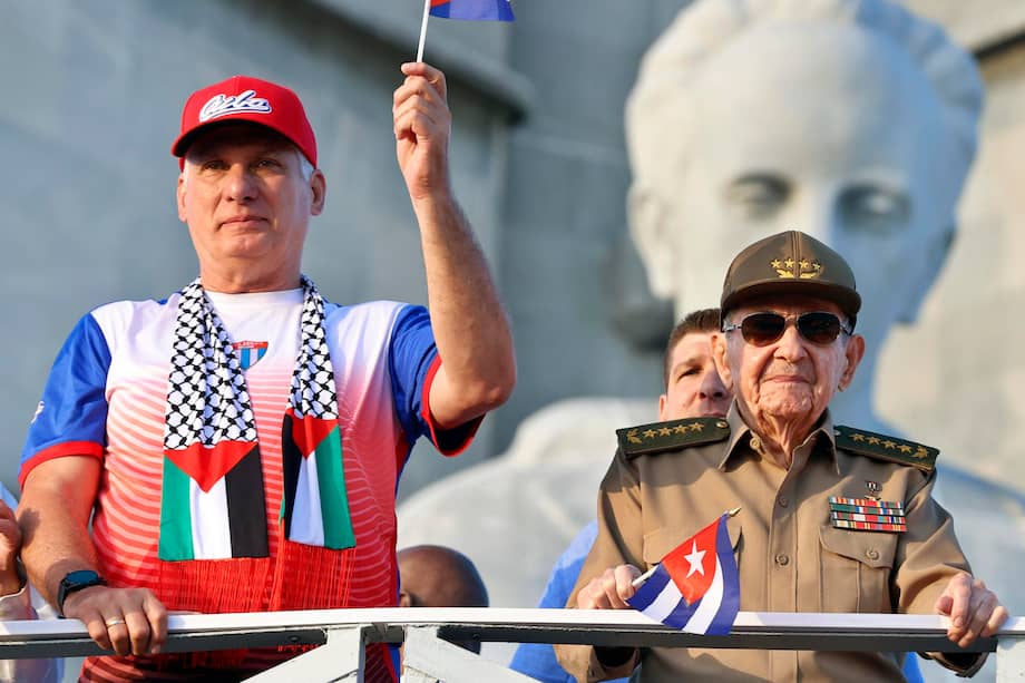 El presidente de Cuba, Miguel Diaz-Canel (i), y Raúl Castro (d).
