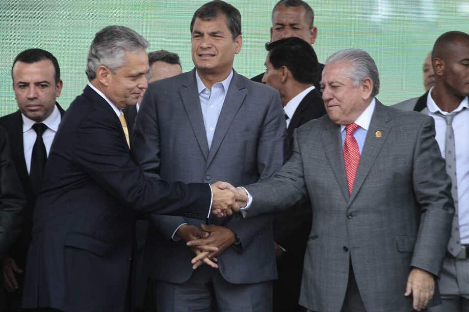 Reinaldo Rueda junto con Rafael Correa, Presidente de Ecuador, y Luis Chiriboga, presidente de la FEF. / AFP