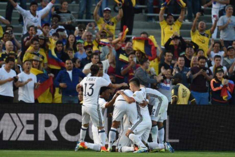 Los jugadores de la selección Colombia celebran uno de los goles contra Paraguay. Foto: AFP