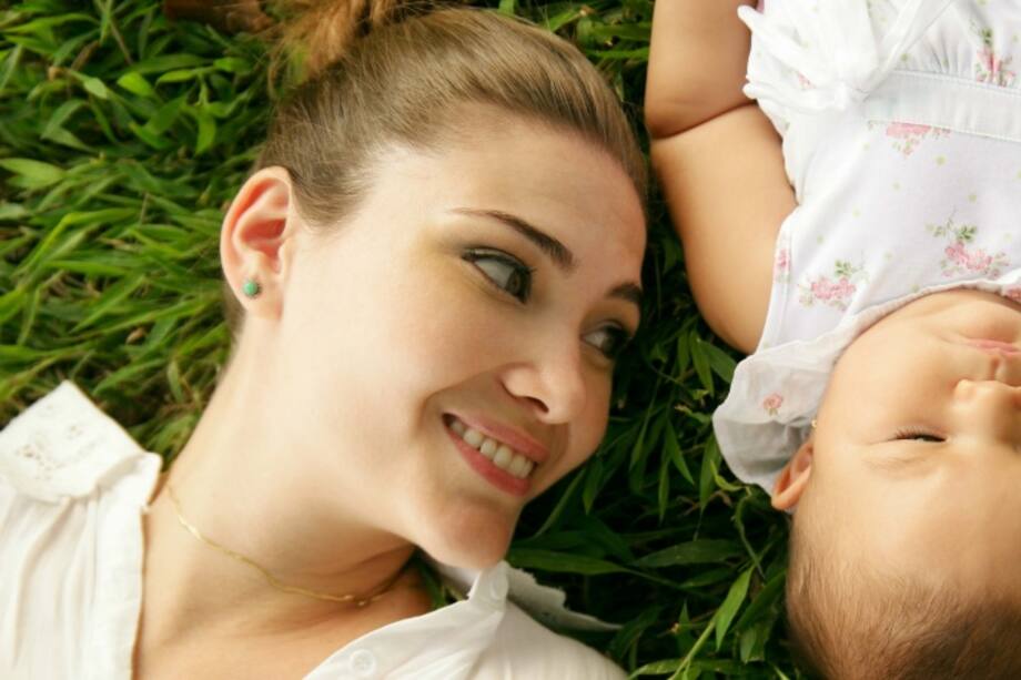 Mamá consintiendo a un bebe