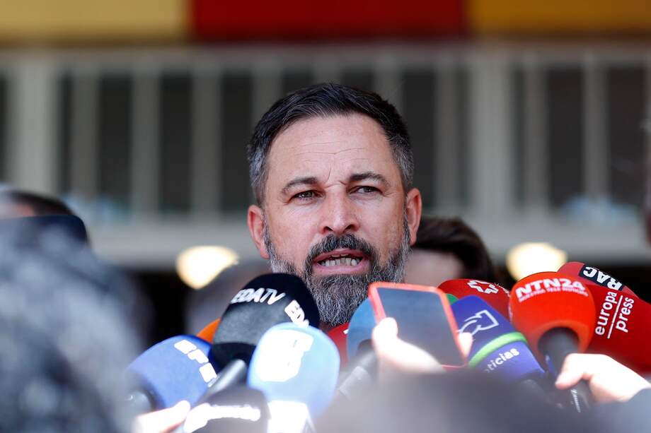 El líder de Vox, Santiago Abascal, se dirigió a los medios de comunicación en medio de la jornada electoral de España, celebrada el 23 de julio.