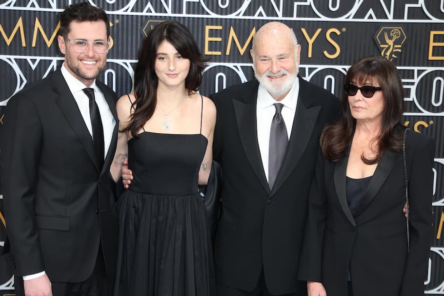 Michelle y Rob Reiner junto a sus hijos Jake y Romy Reiner.