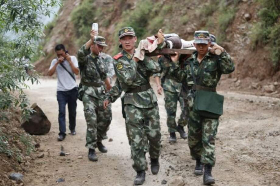 Lluvia complica tareas de rescate por sismo en China