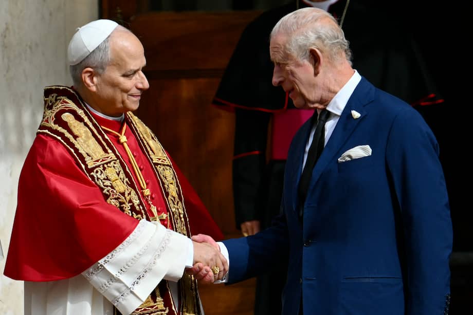 El Papa León XIV se da la mano con el rey Carlos III de Gran Bretaña en el patio de San Dámaso durante una visita de Estado al Vaticano el 23 de octubre de 2025.