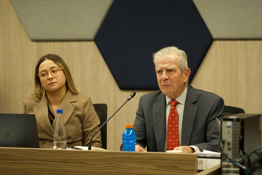 La audiencia de versión voluntaria del general (r) Mario Montoya Uribe se extenderá hasta el próximo 2 de junio y es presidida por los magistrados Óscar Parra Vera y Catalina Díaz Gómez.