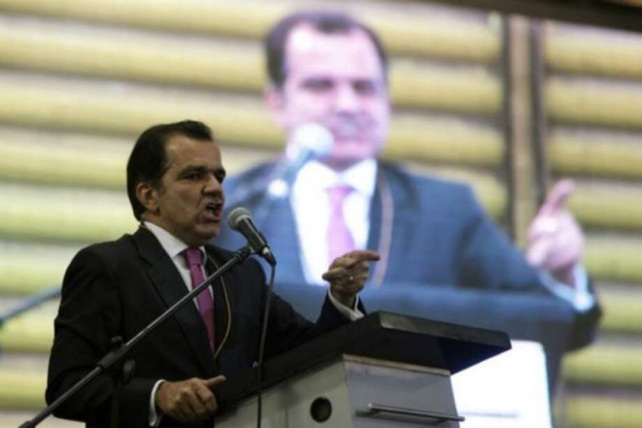 Óscar Iván Zuluaga denunció por siete delitos al almirante (r) Echandía